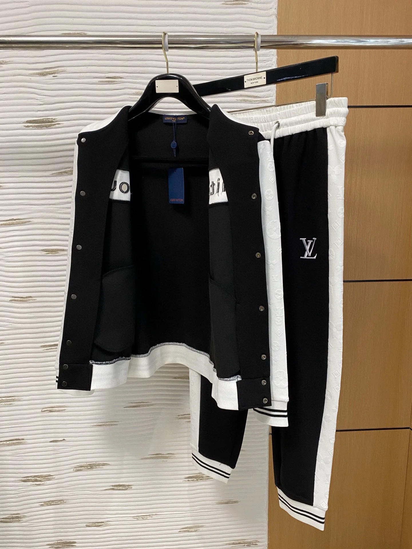 🅿️720 LV hot-selling suit is coming. Focus on the original version of the official website. 2025 new hot-selling cardigan suit. The original order is the best. 🇭🇰The meticulous work of top designers. It has a fitting and perfect upper body effect. All-natural high-quality Tencel Roman cotton 100%, close-fitting comfort, noble and elegant! Original hardware embodies elegance and nobility! Counter size: M-3XL (maximum wear up to 190 pounds)